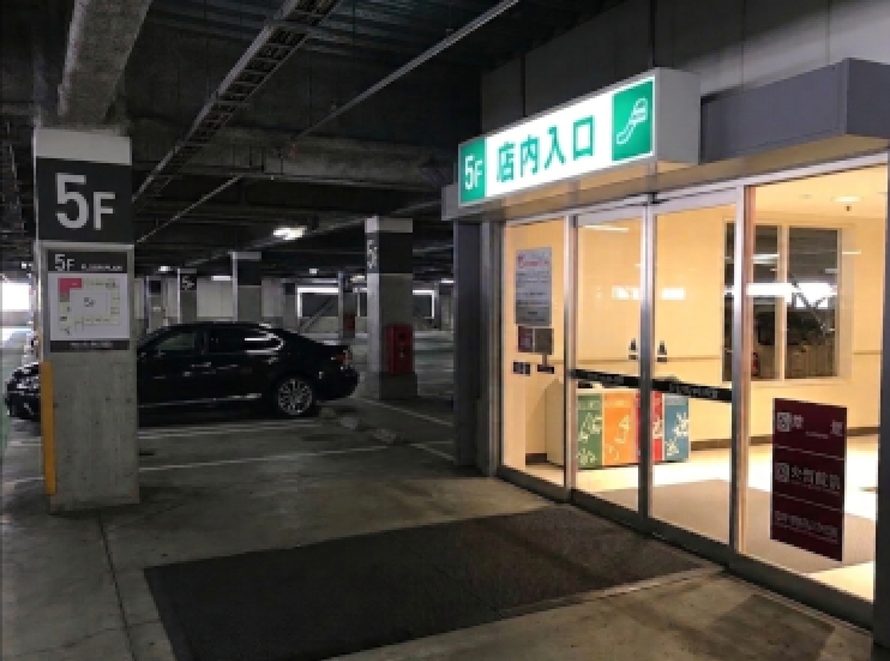 立体駐車場に駐車している黒いレクサス